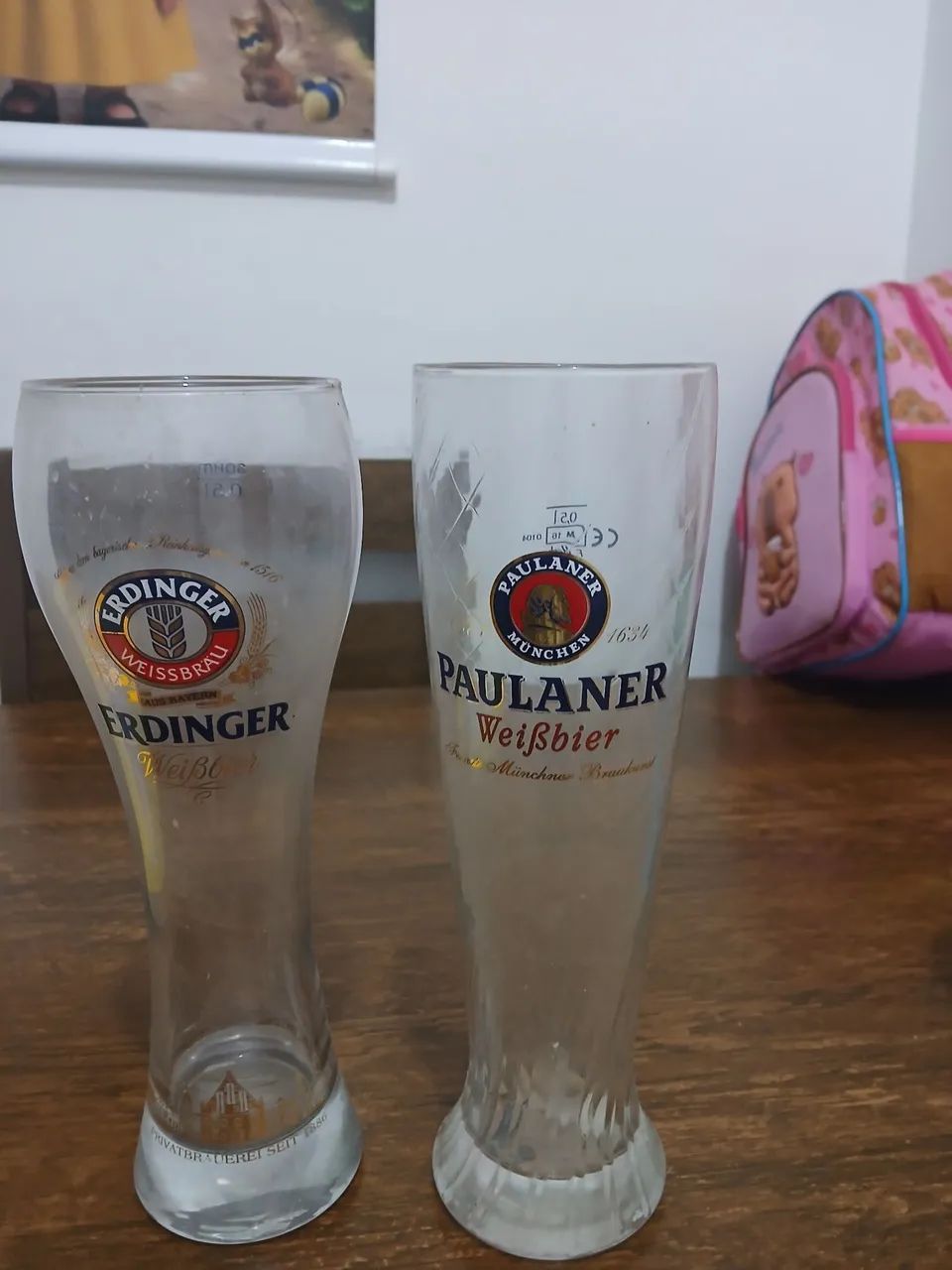 Dois copos cerveja Paulner e outro da Erdiger