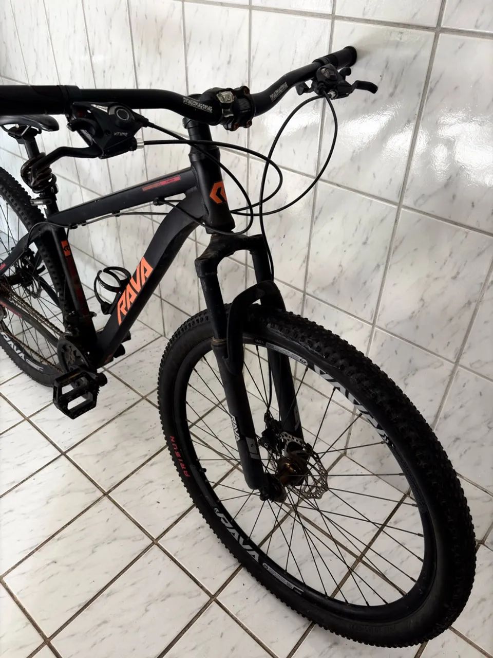 Bicicleta RAVA aro 29 câmbio Shimano - Foto 4
