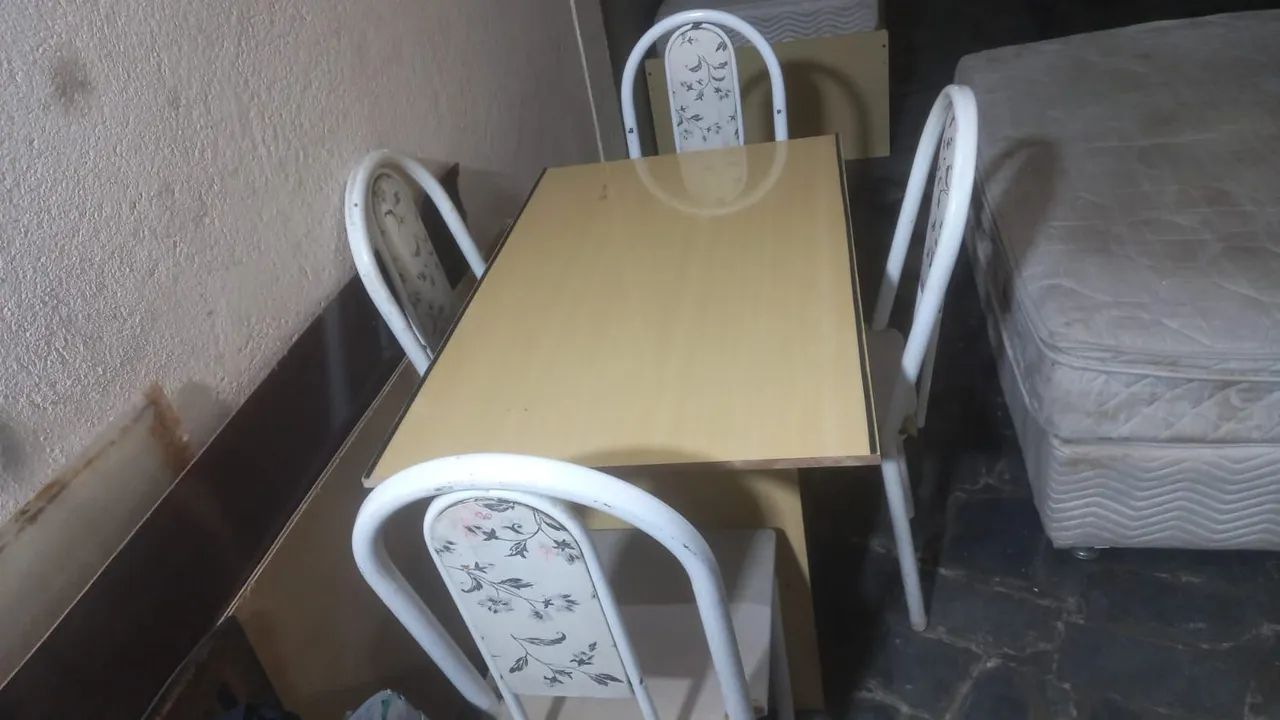 Mesa 4 cadeiras ótimo estado  - Foto 4