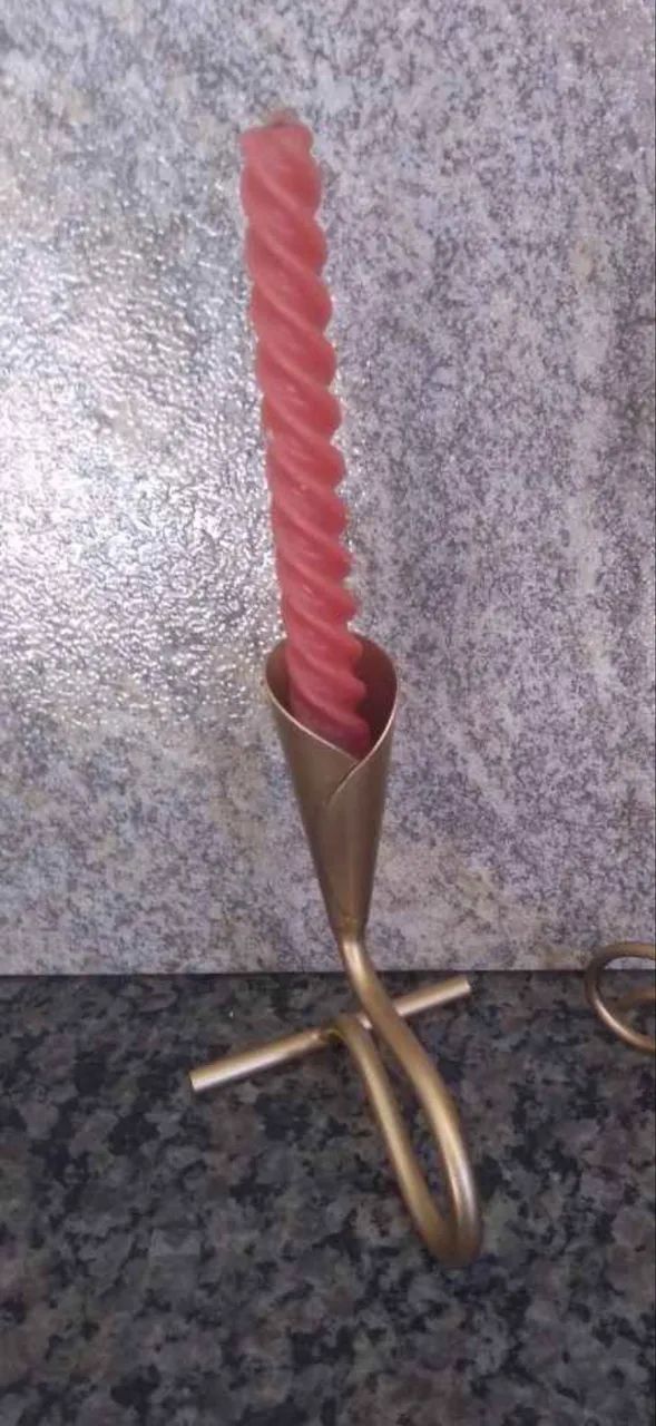 Castiçais antigos de metal.  - Foto 2