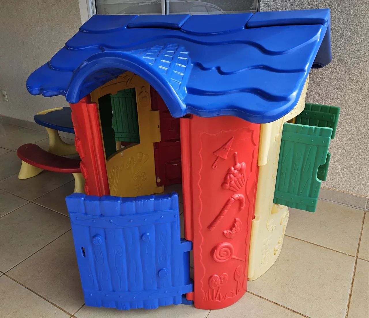 Vende casa e mesa de brinquedo 