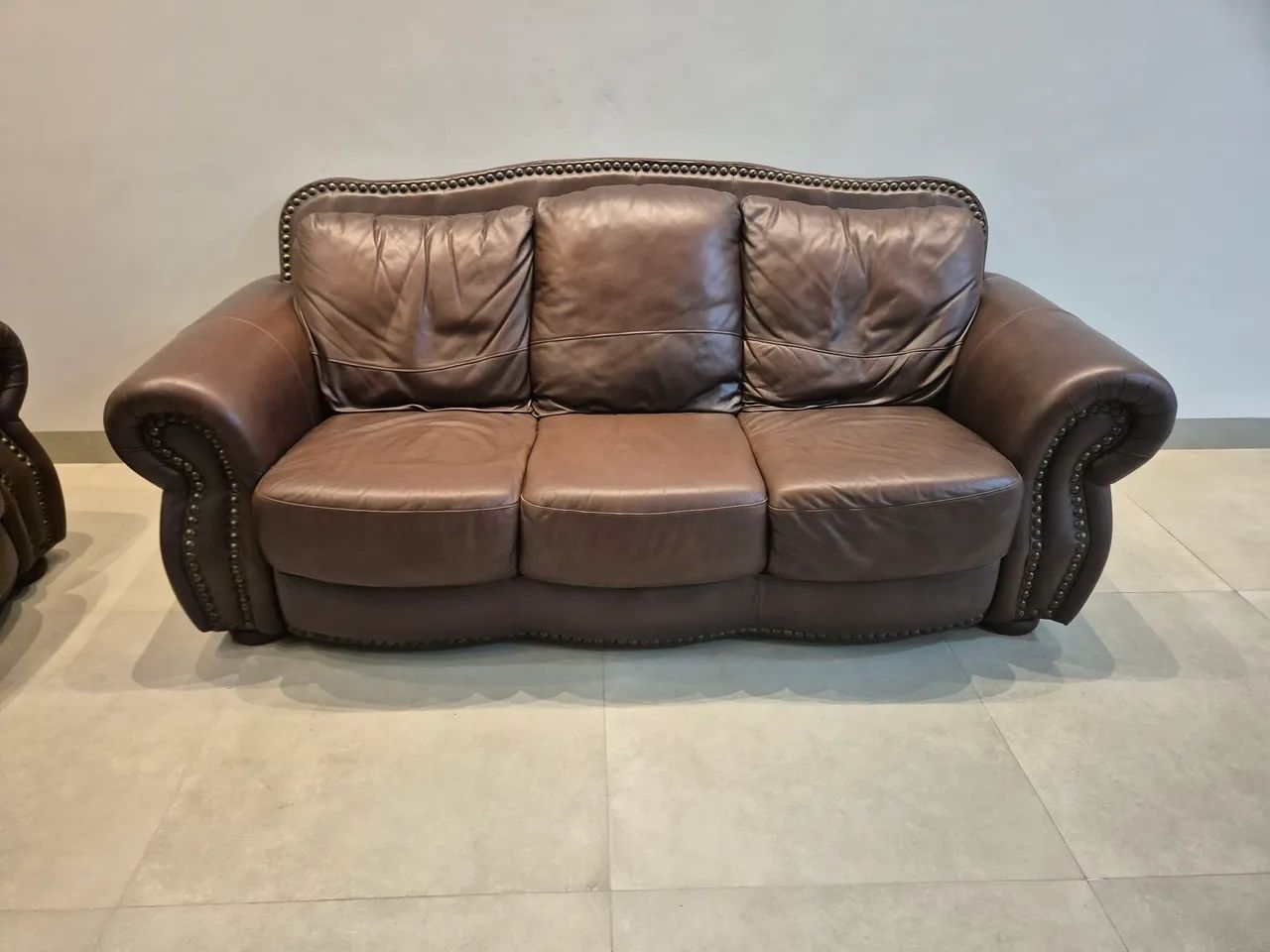 SOFA DE COURO MUITO NOVO CONSERVADO - Foto 2