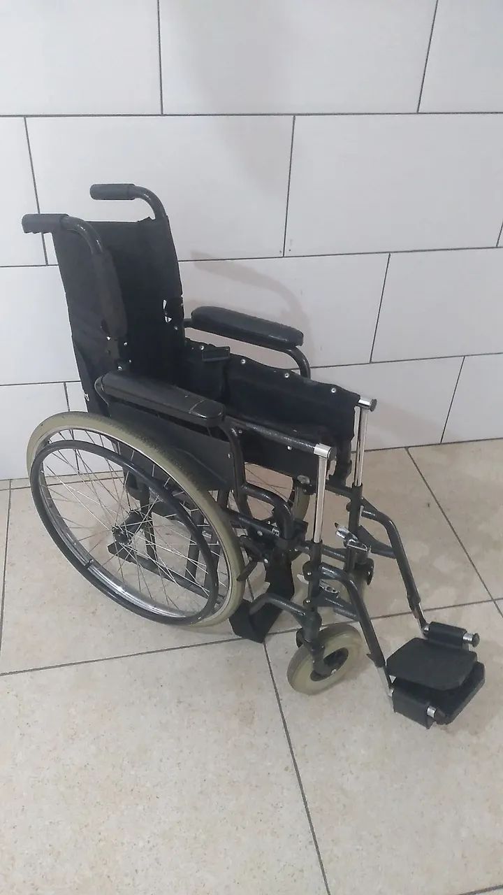 Cadeira de Rodas Desmontável. - Foto 2