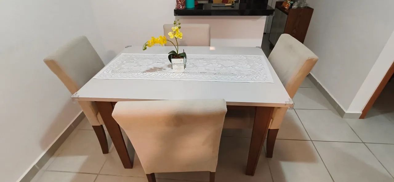 Mesa com 4 cadeiras