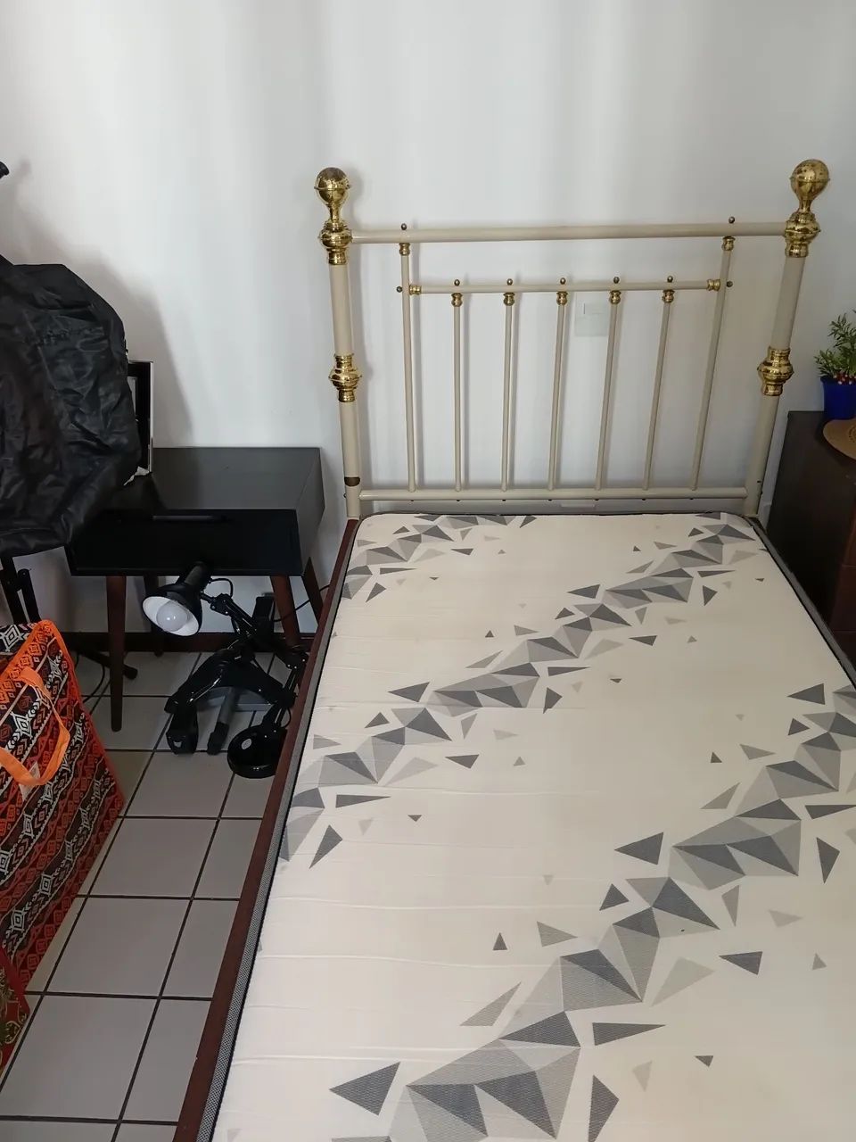 Cama de solteiro em bom estado, com colchão  com pouco uso
