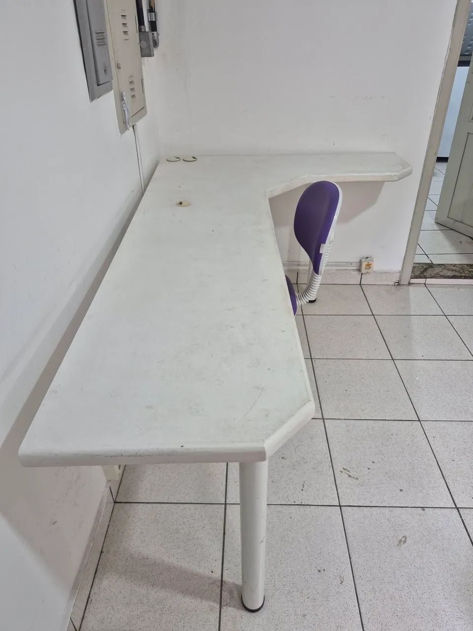 Bancada em L com 02 cadeiras 