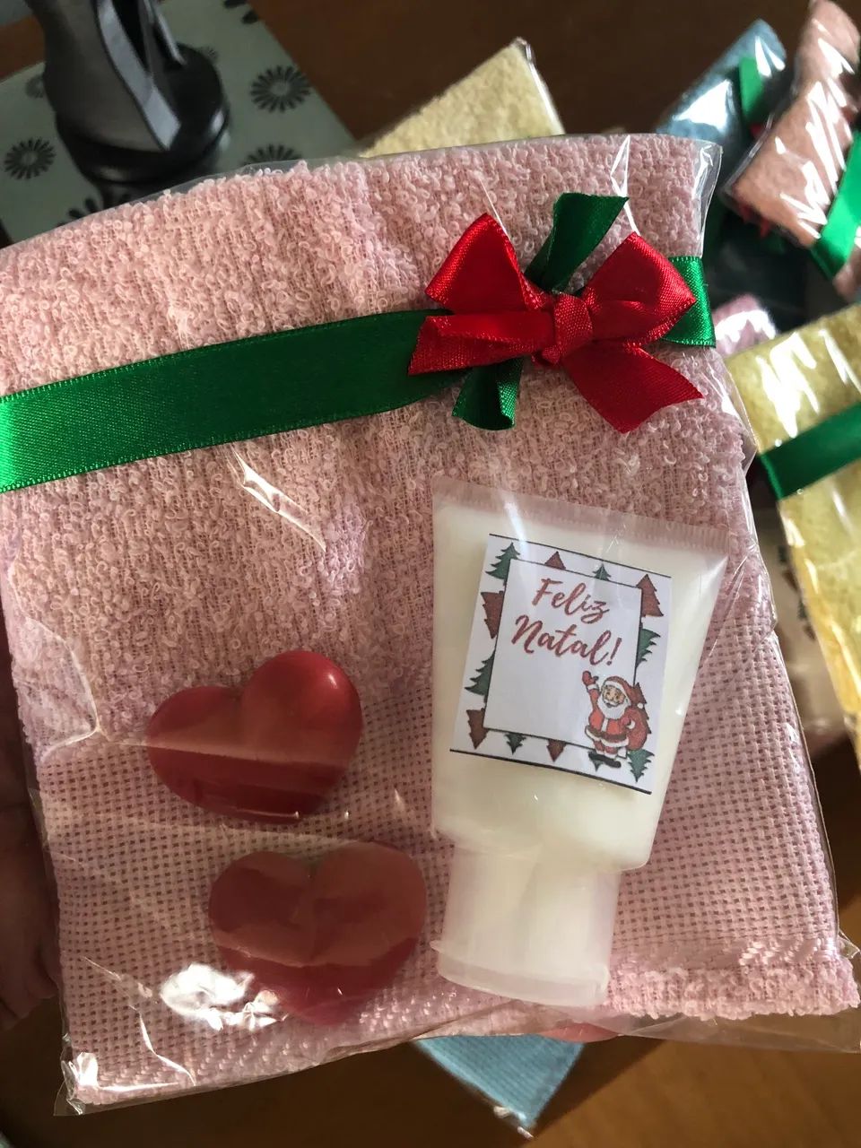 Presente para datas e pessoas especiais - Kit toalha de lavabo, creme de mão e sabonetes  - Foto 5