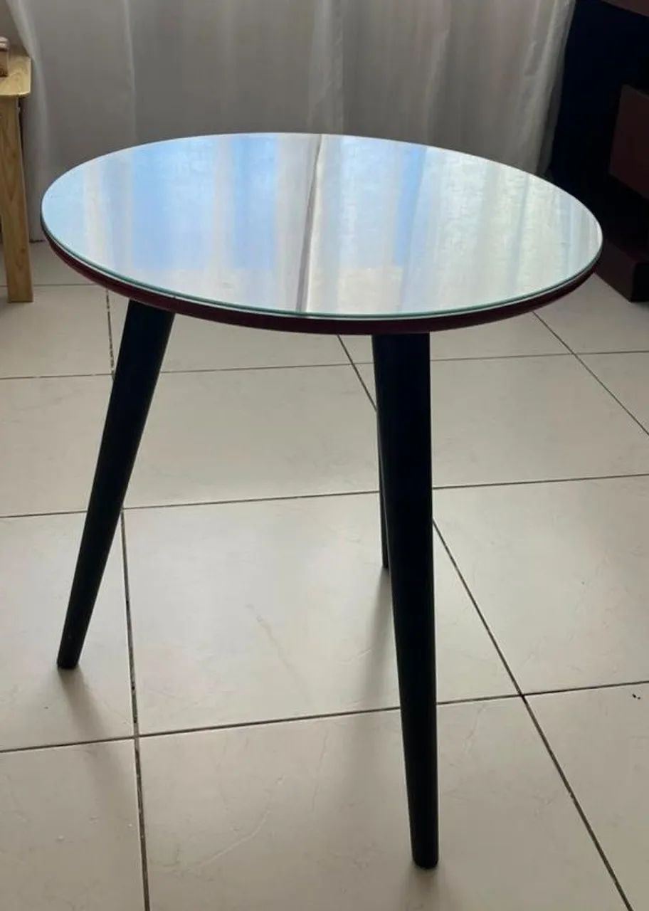 Mesa lateral redonda em MDF com tampo de vidro