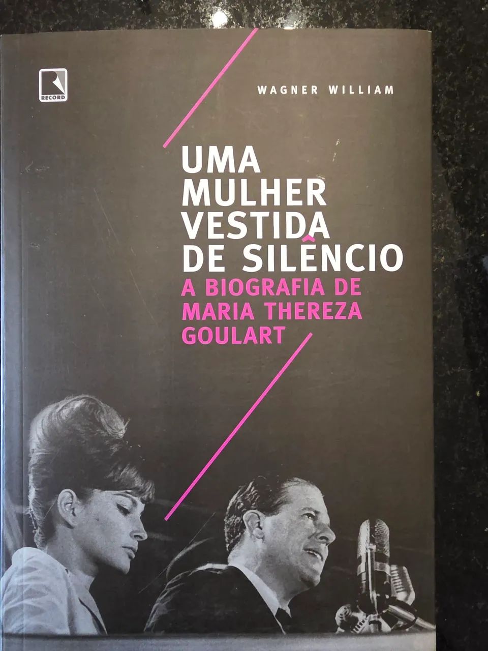 Uma Mulher Vestida de Silêncio