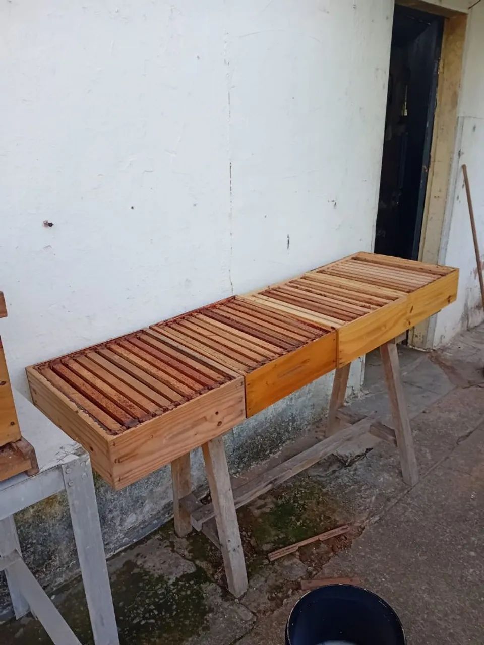 Kit apicultor,  4 Caixa ninho, 4 melgueira, 1 fonigador e macacão  - Foto 2