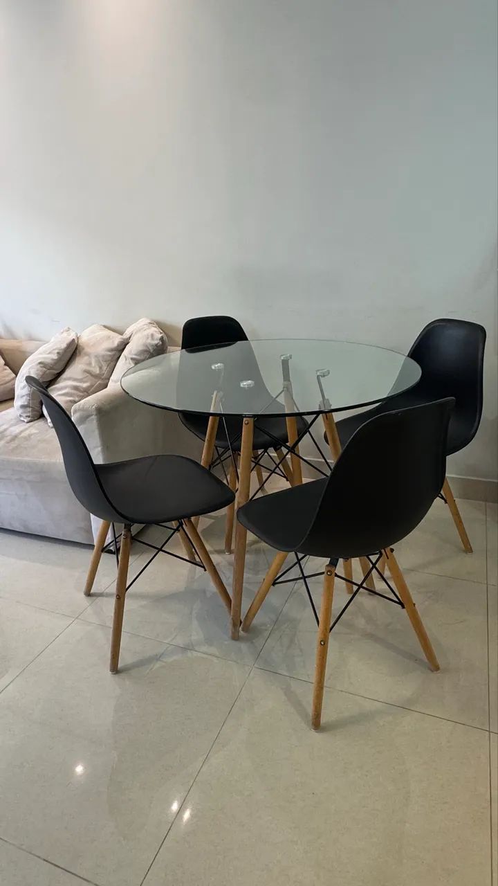 Mesa de jantar redonda de vidro + 4 cadeiras estilo Eames - Foto 2