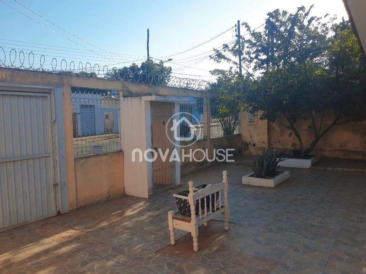 CASA COM MUITO ESPAÇO E ÓTIMA LOCALIZAÇÃO - Foto 3