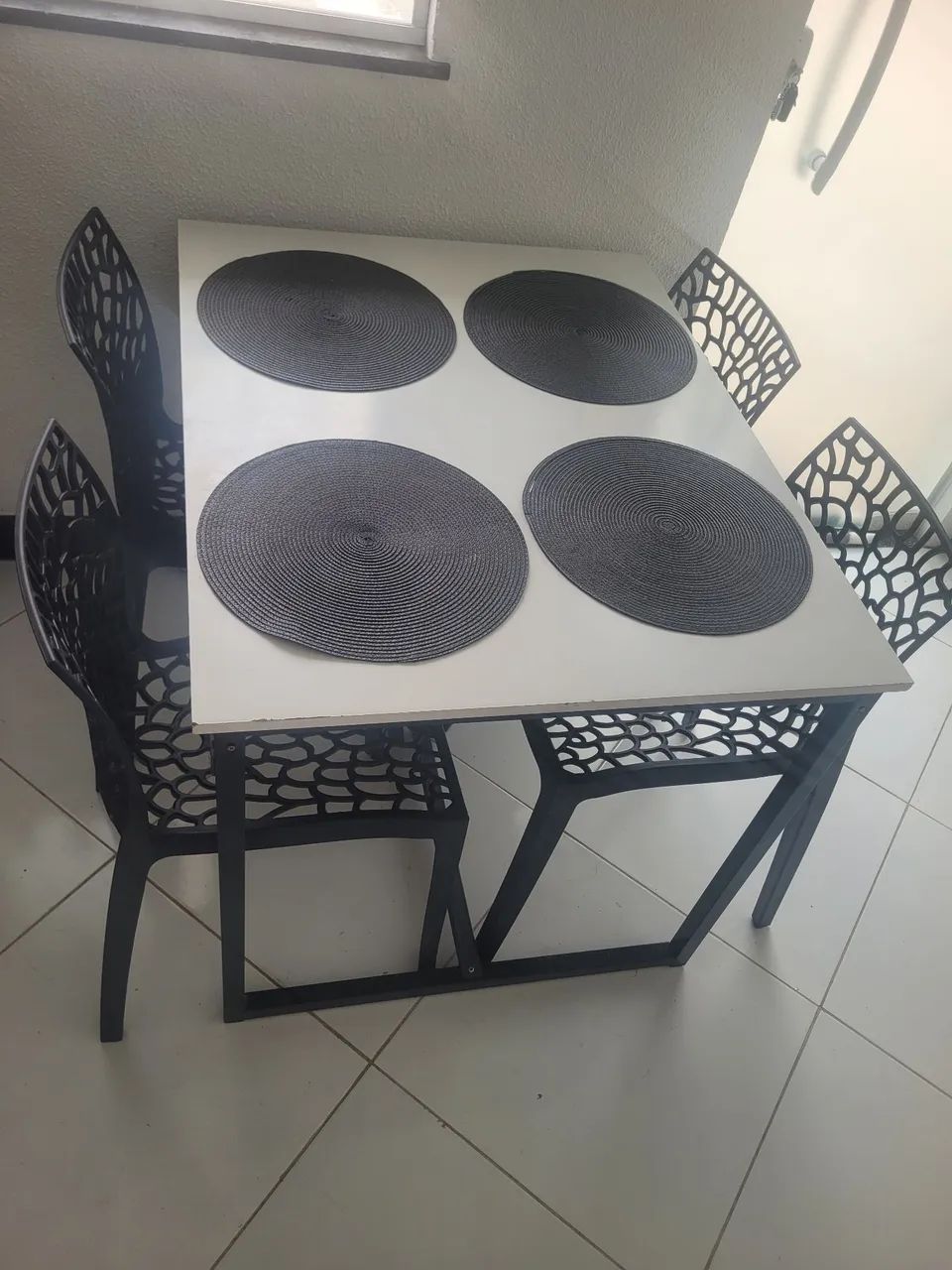 Vendo mesa com 4 Cadeiras coral