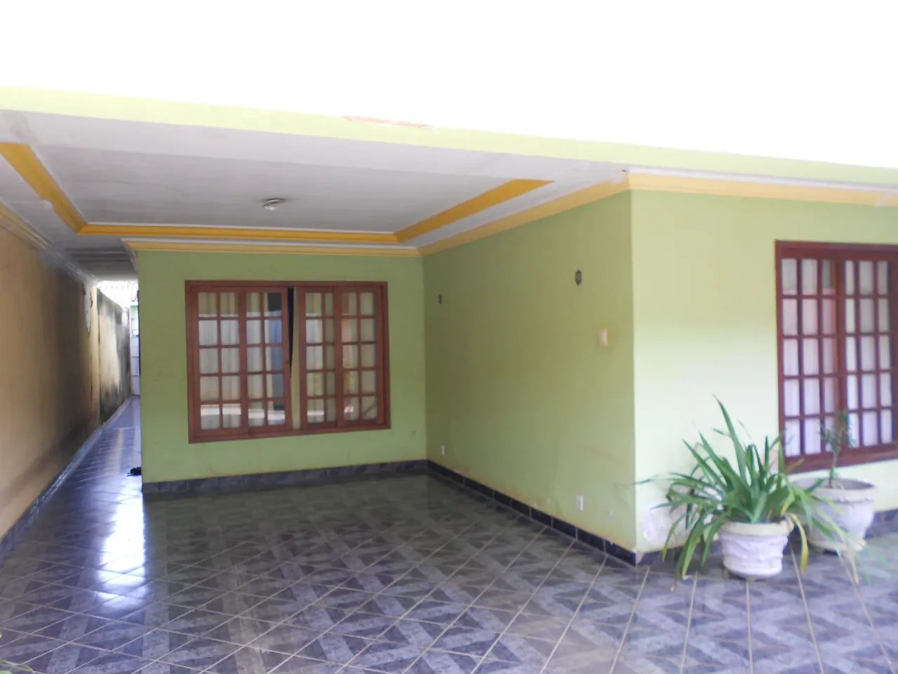 AMPLA CASA TÉRREA COM 04 SUÍTES E PISCINA. - Foto 3