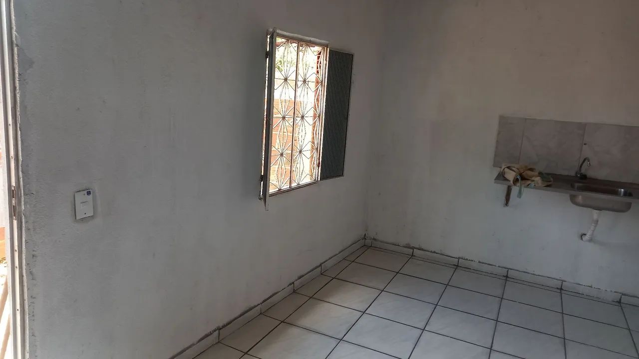 Vende-se terreno todo murado 