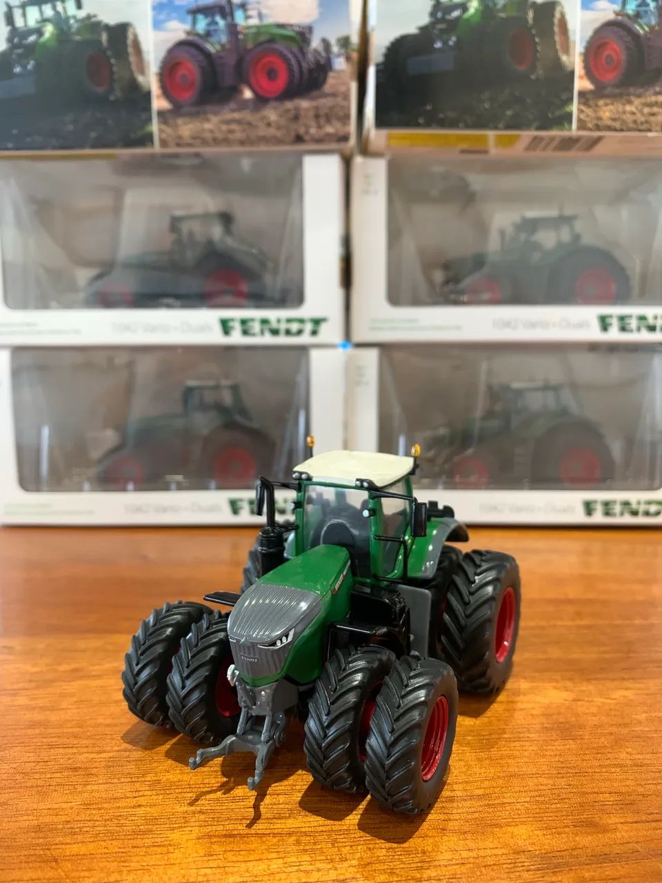 Miniatura trator Fendt 1042 duals 1/64