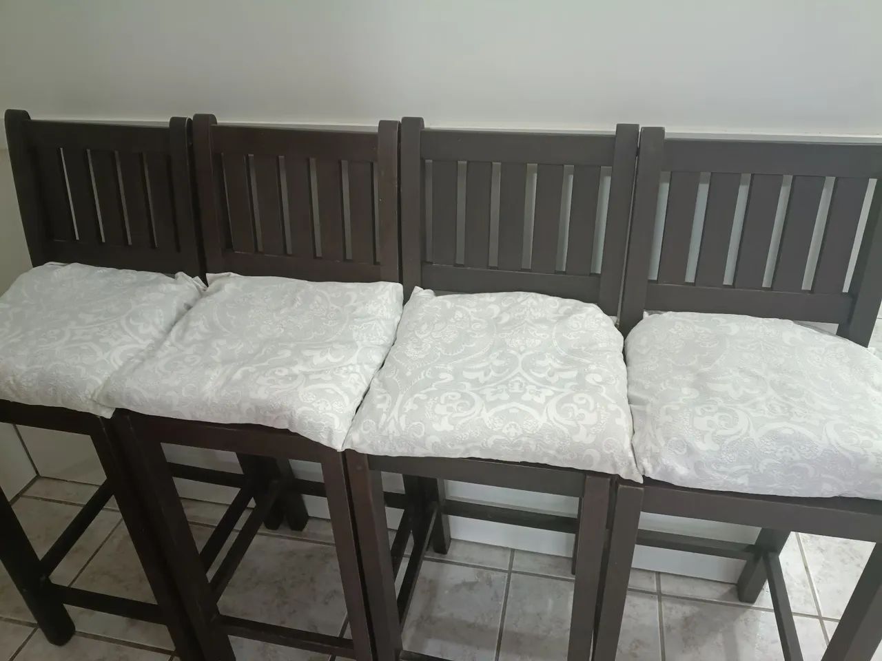 Banquetas de madeira para bar ou bancada