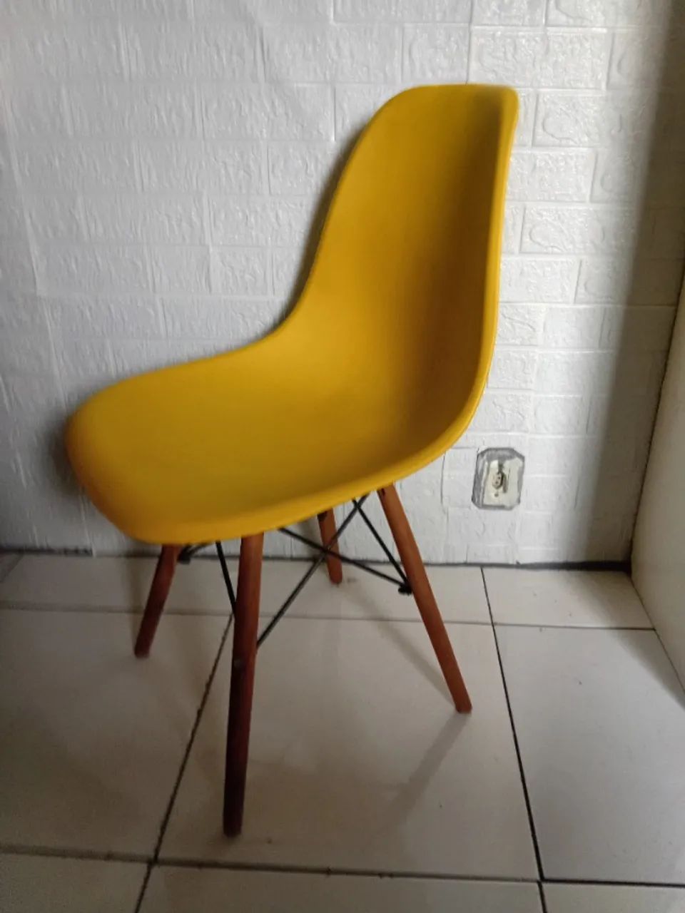 Cadeira de poliuretano semi nova  - Foto 2