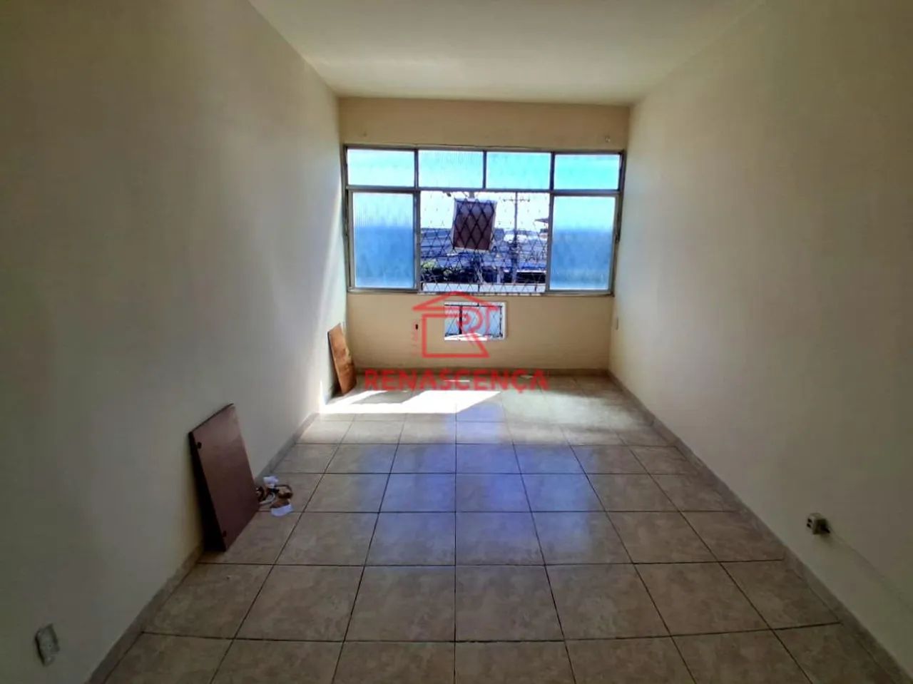 Casa com 2 Quartos na Estrada Intendente Magalhães - Bento Ribeiro.