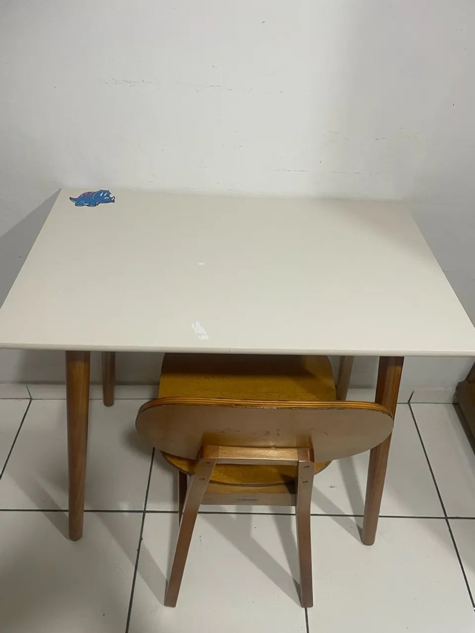 Mesa com cadeira 