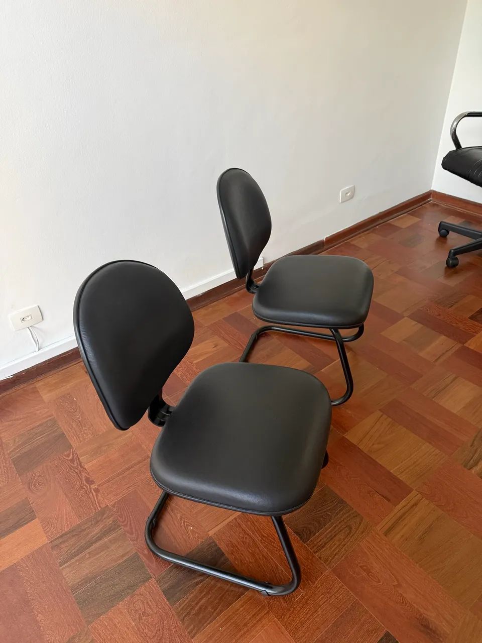 Duas cadeiras para atendimento