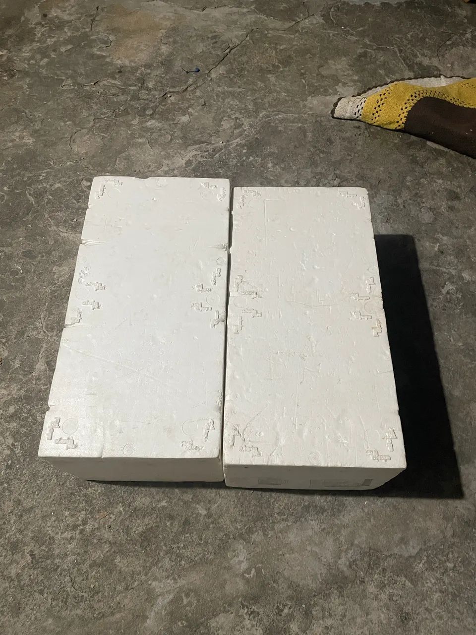 vendo duas caixas de isopor 24 l por R$100 ?