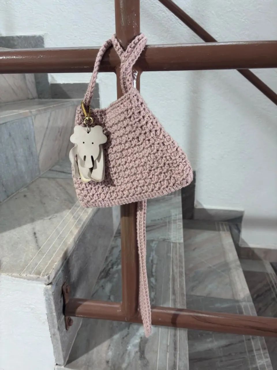 Bolsa de crochê bege pequena