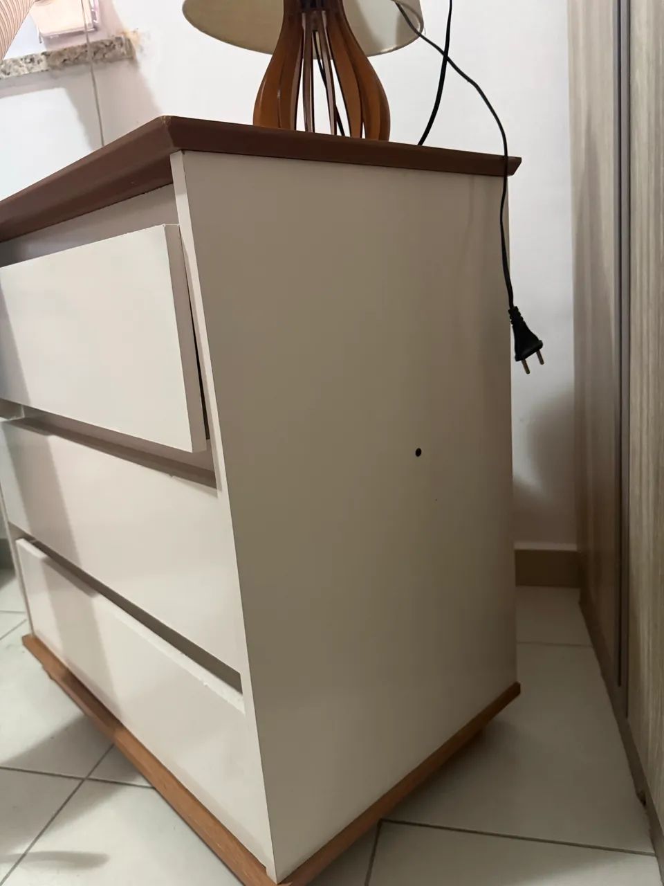 Mesa de cabeceira com abajur  - Foto 4