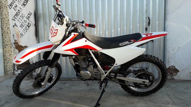 Xr 200 Extra, toda equipada pra fazer trilha, estilo Crf