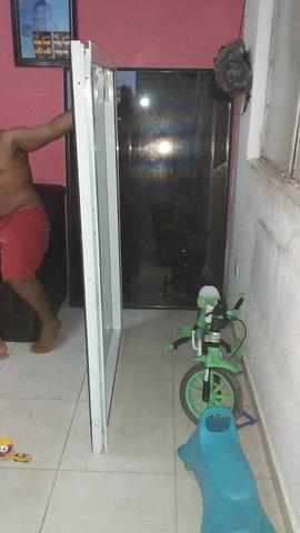 Vendo 3 janelas super grande em vidro, armação em alumínio.200 reais cada uma - Foto 4
