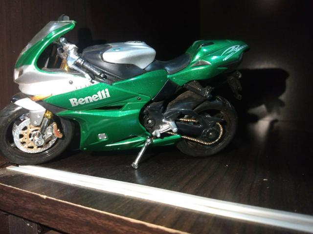 Moto em miniatura Maisto