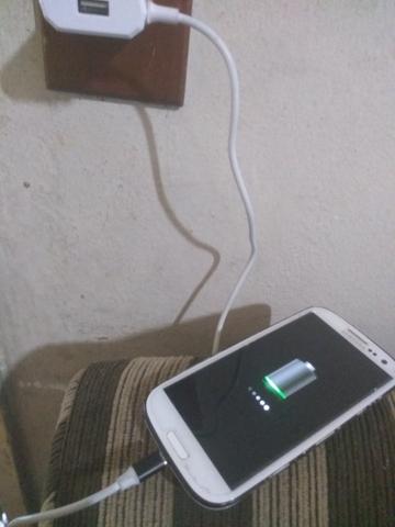 Vendo Celular S3 funcionando acompanha carregador - Foto 3