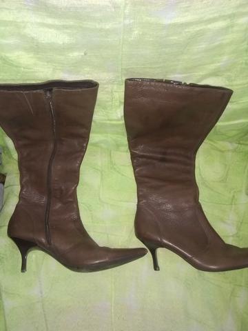 Bota feminina em bom estado leia a descrição - Foto 2