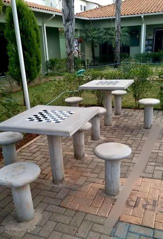 Mesa em concreto com tabuleiro para xadrez/damas e 04 banquetas