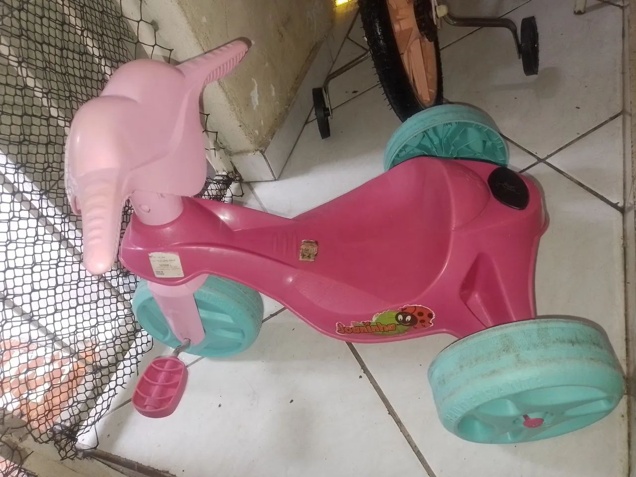 Triciclo nfantil Rosa Bandeirantes - Tema Joaninha - Foto 2