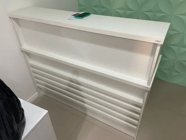 Balcão branco reto com ripado para atendimento