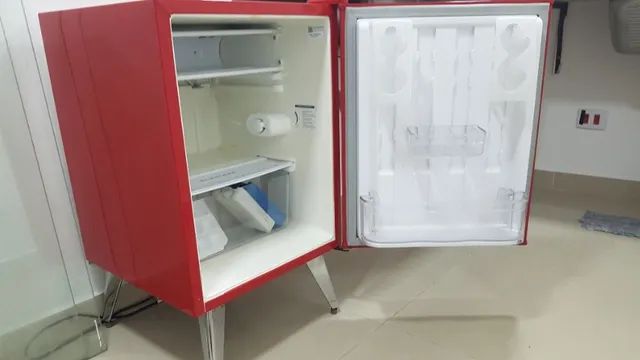 Frigobar Brastemp vermelho: 52(p) x 48 (l) x 81 (a) - Foto 3