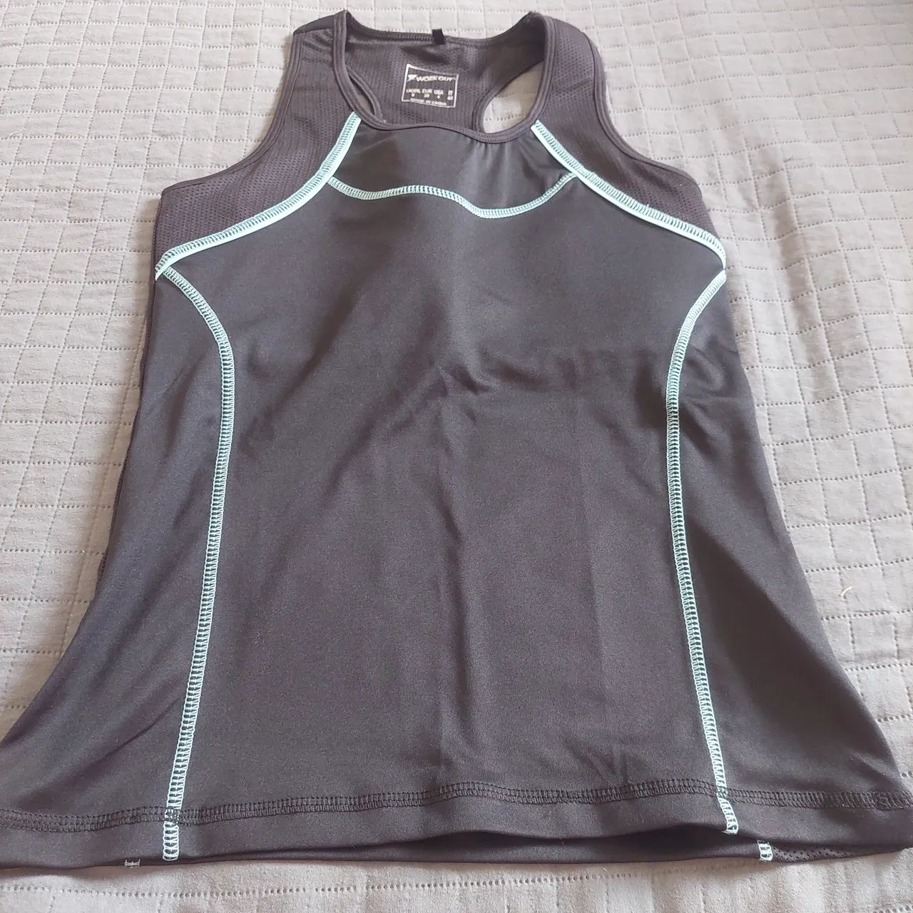 Camiseta decote nadador com bojo