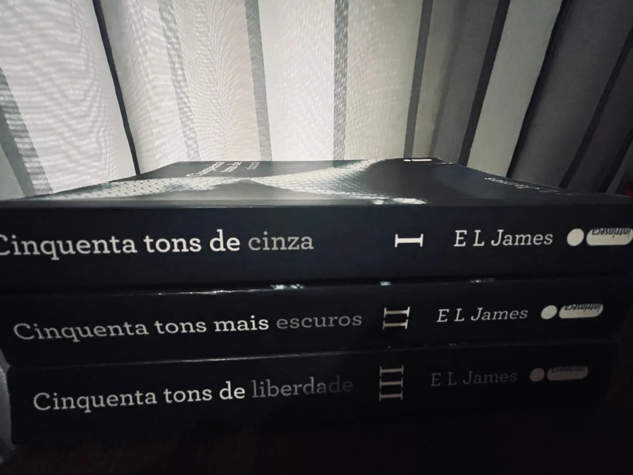 Cinquenta tons - 3 livros  - Foto 2