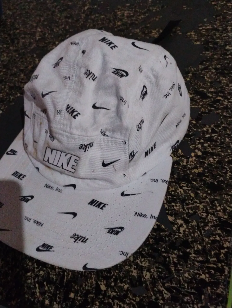 Boné Nike branco com logo