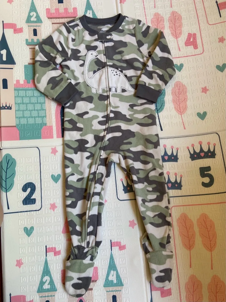 Macacão novo carters dinossauro camuflado militar 2 anos fleece pezinho ziper