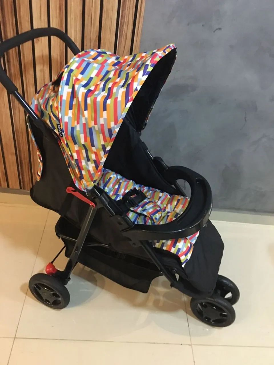 Carrinho de bebê colorido