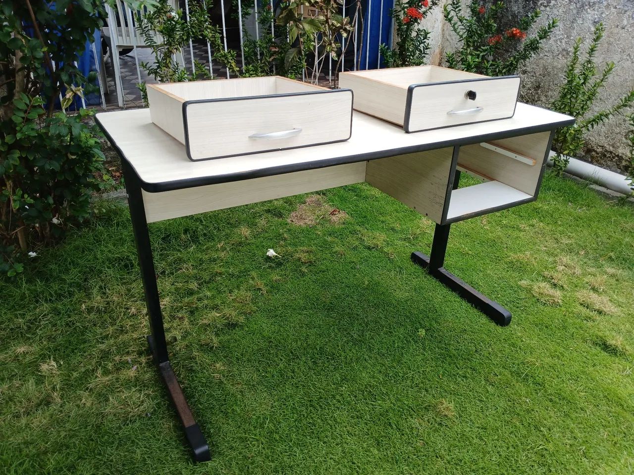 Escrivaninha com gavetas - Ideal para estudo ou trabalho - Foto 5