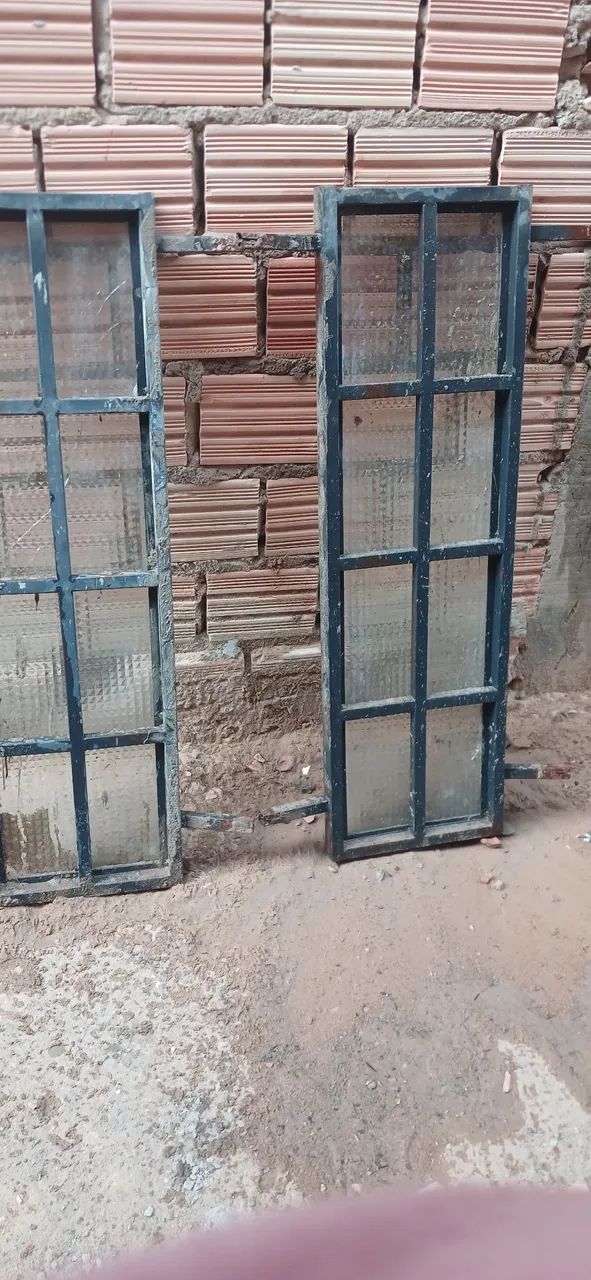 Vende-se portas e Janelas de ferro com vidro