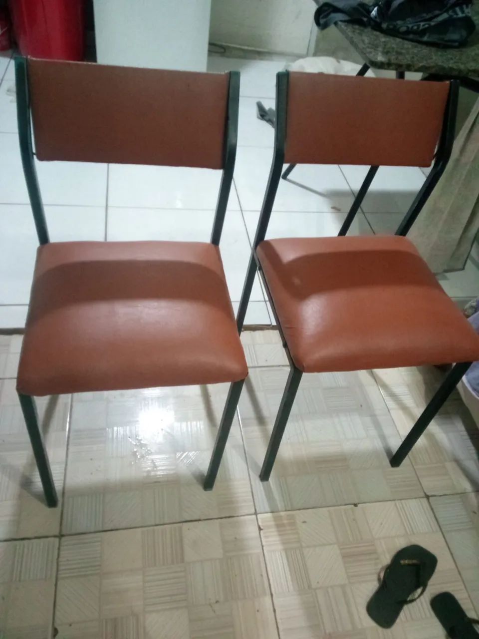 Mesa com duas cadeiras 64352818388737122