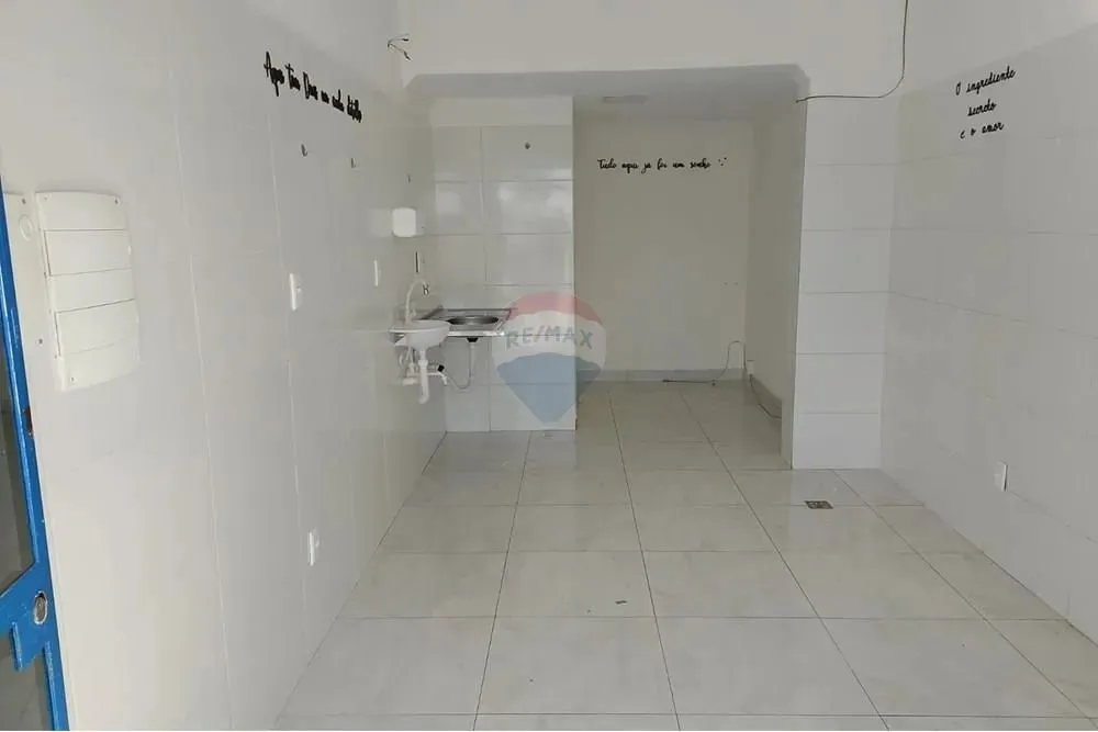 EXCELENTE OPORTUNIDADE PARA INVESTIDORES CONJUNTO DE KITNETS + LOJA COMERCIAL NA AV. ADAL