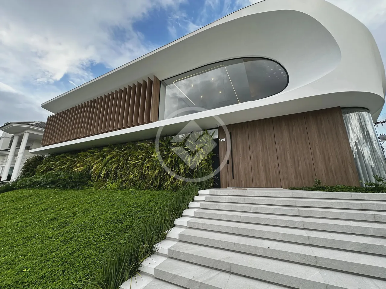 Casa de luxo em Jurerê 5 suítes /  Condomínio fechado