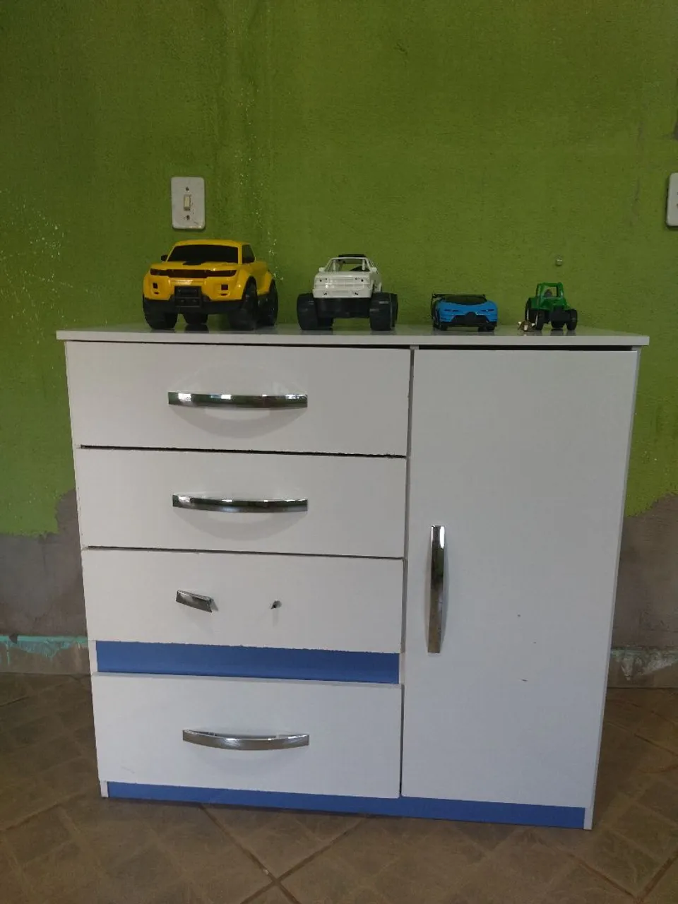 Cômoda branca com gavetas e armário
