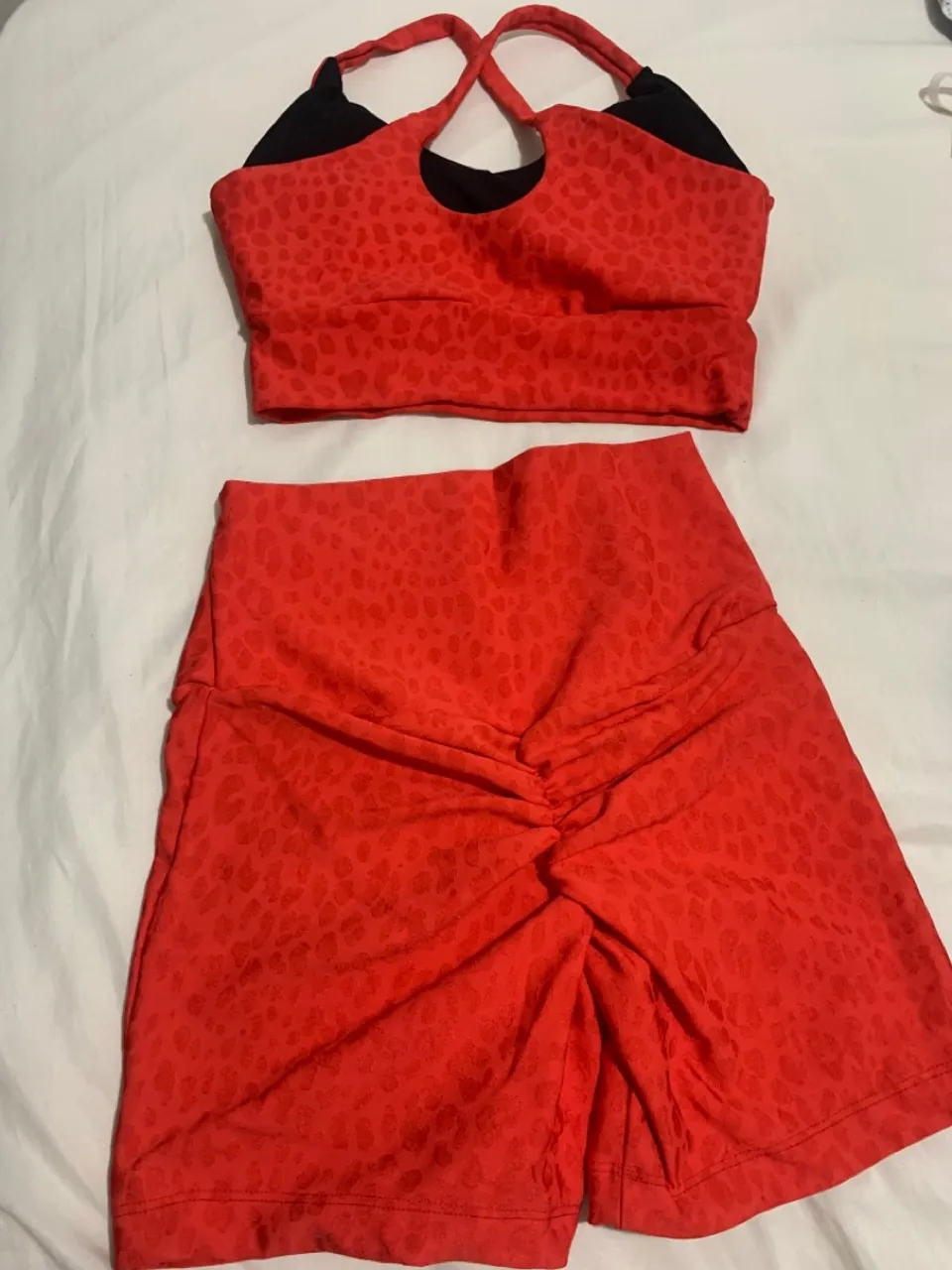 Conjunto Fitness Vermelho com Detalhes