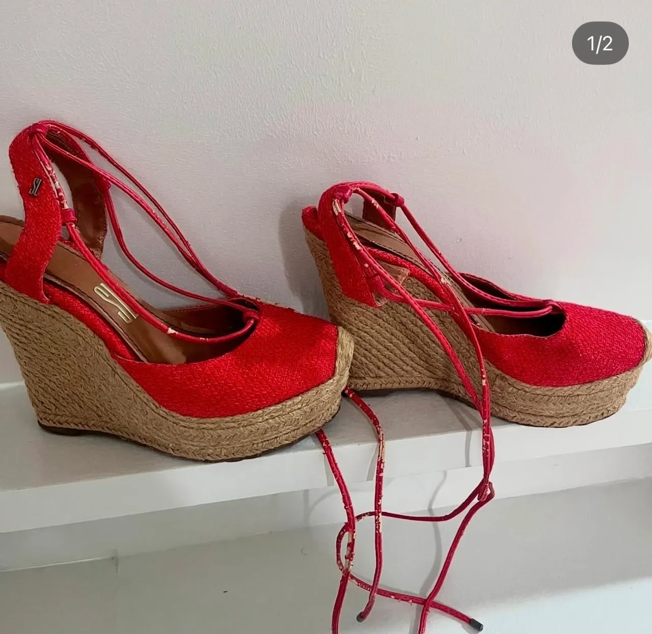Sandália Wedge Vermelha com Detalhes em Corda